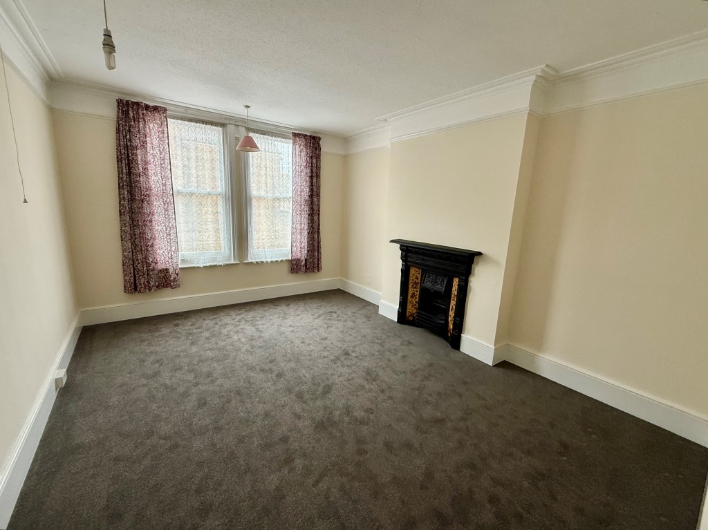 Lot: 100 - SUBSTANTIAL CORNER PROPERTY WITH POTENTIAL - First floor - bedroom one